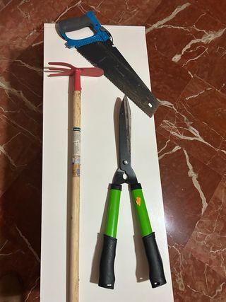 Herramientas jardín sierra tijeras azuela horquill