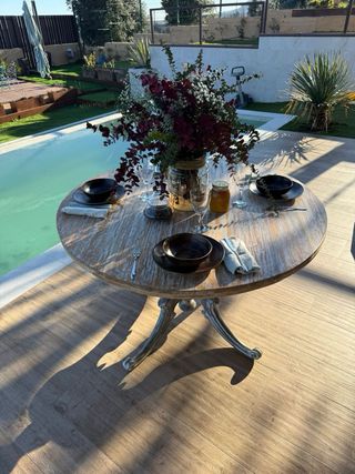 Preciosa Mesa francesa  en decapé blanco