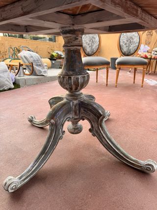 Preciosa Mesa francesa  en decapé blanco