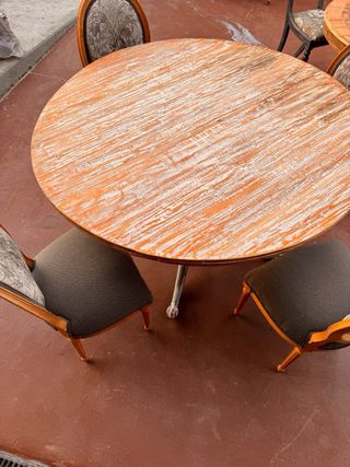 Preciosa Mesa francesa  en decapé blanco