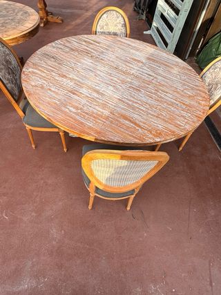 Preciosa Mesa francesa  en decapé blanco