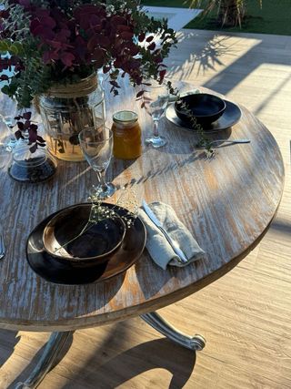 Preciosa Mesa francesa  en decapé blanco