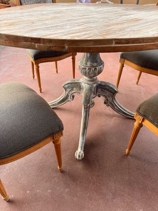 Preciosa Mesa francesa  en decapé blanco