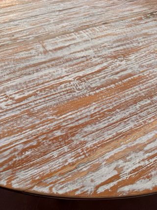 Preciosa Mesa francesa  en decapé blanco