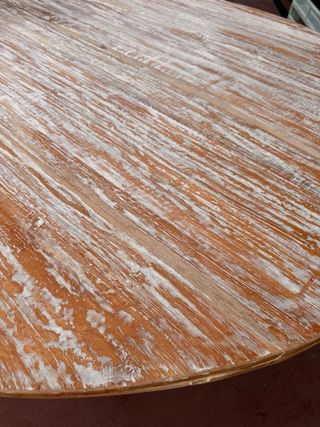 Preciosa Mesa francesa  en decapé blanco