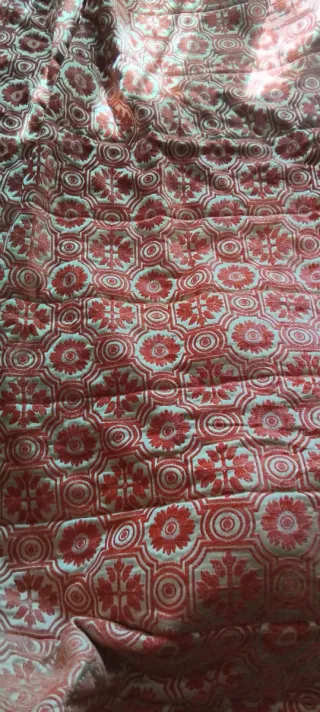 Colcha de cama beige y coral ydos cortinas