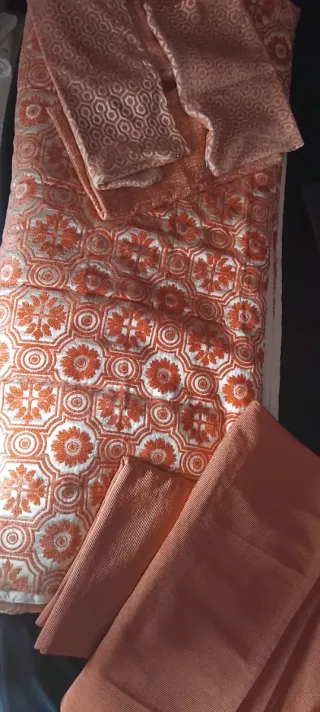 Colcha de cama beige y coral ydos cortinas