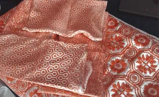 Colcha de cama beige y coral ydos cortinas