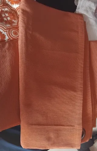 Colcha de cama beige y coral ydos cortinas