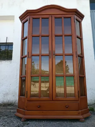 Vetrina in legno di pino