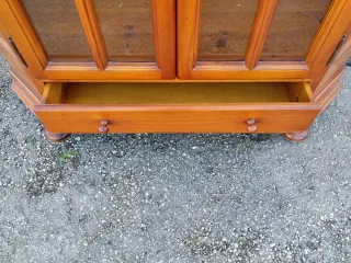 Vetrina in legno di pino