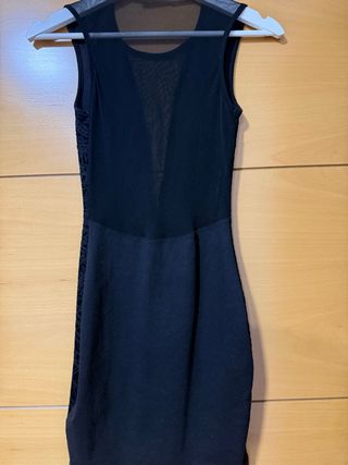 Vestido negro ajustado con transparencias