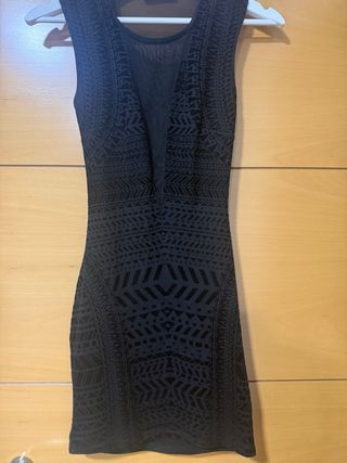 Vestido negro ajustado con transparencias