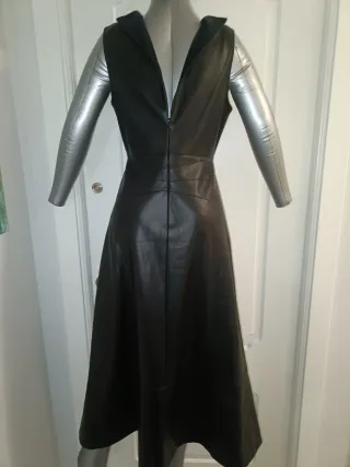 Vestido polipiel negro sin mangas