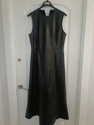 Vestido polipiel negro sin mangas
