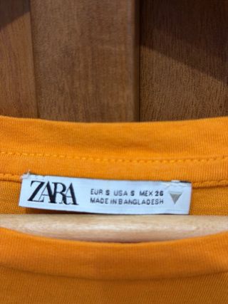 Camiseta Zara naranja con volantes