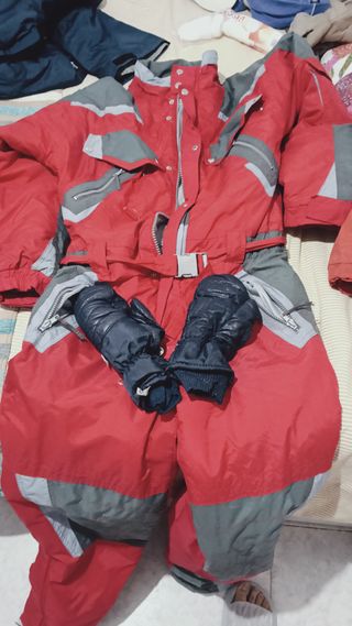 Mono de esquí rojo y gris