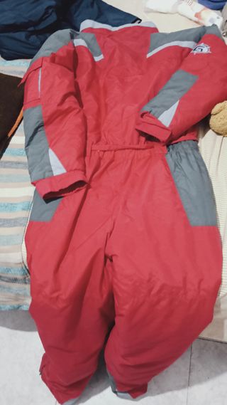 Mono de esquí rojo y gris