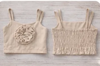 Top corto beige con flor