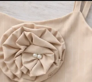 Top corto beige con flor