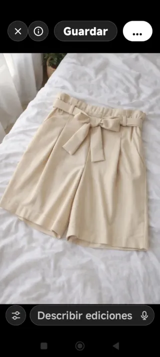 Top corto beige con flor