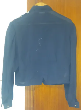 Blusa vintage negra con bordado dorado