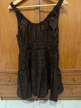 Vestido marrón fruncido