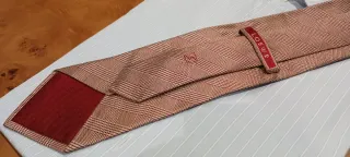 CORBATA LOEWE, SEDA NATURAL, TEJIDO ROSA Y ROJO.