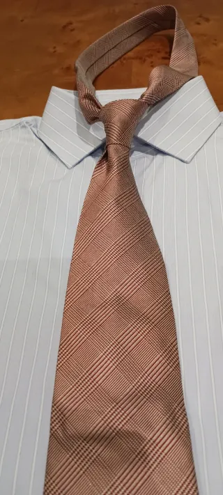 CORBATA LOEWE, SEDA NATURAL, TEJIDO ROSA Y ROJO.