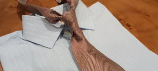 CORBATA LOEWE, SEDA NATURAL, TEJIDO ROSA Y ROJO.