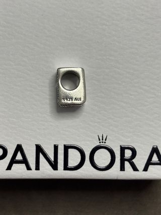 Charm Letra E Pandora Plata