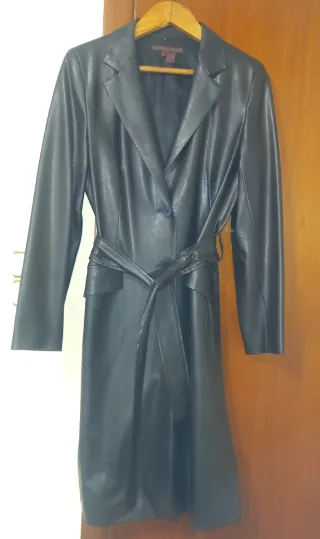 Abrigo largo polipiel Zara negro