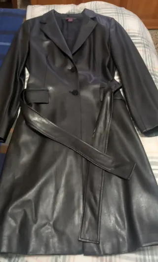 Abrigo largo polipiel Zara negro