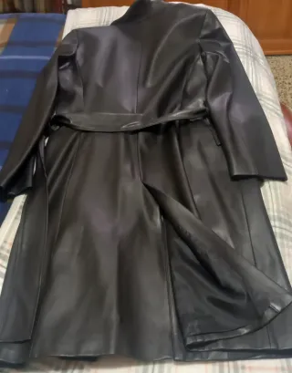 Abrigo largo polipiel Zara negro