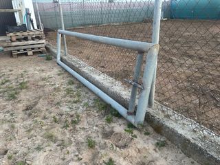 Puerta picadero hierro