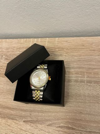Reloj de pulsera dorado y plateado