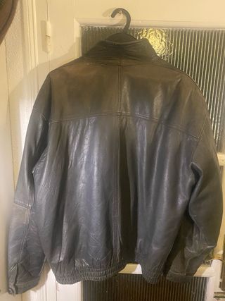 Chaqueta de piel negra falta lustrar