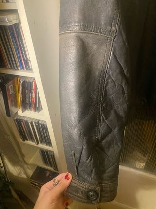 Chaqueta de piel negra falta lustrar