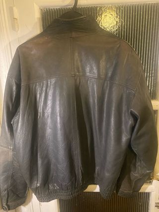 Chaqueta de piel negra falta lustrar