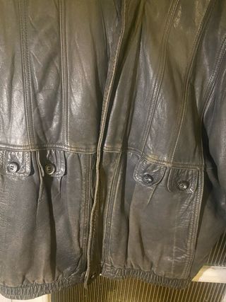 Chaqueta de piel negra falta lustrar