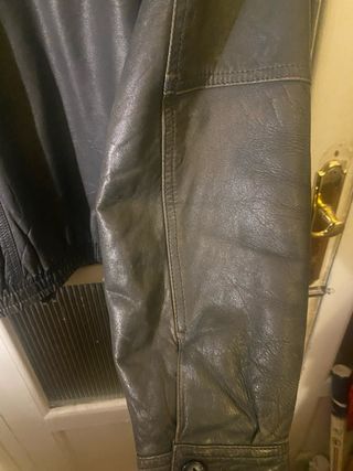 Chaqueta de piel negra falta lustrar