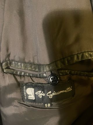 Chaqueta de piel negra falta lustrar