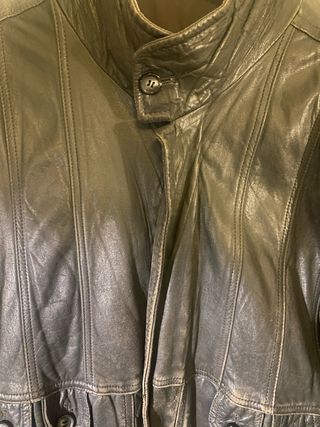 Chaqueta de piel negra falta lustrar