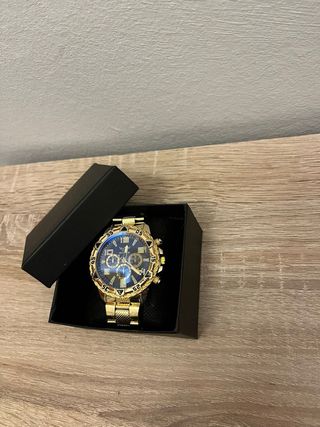 Reloj de pulsera dorado con esfera azul