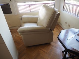 2 sillones de cuero beige reclinable