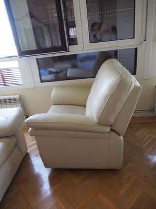 2 sillones de cuero beige reclinable