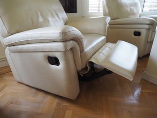 2 sillones de cuero beige reclinable