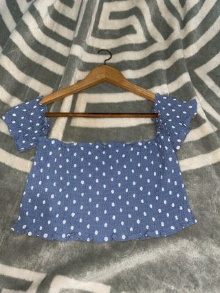 Blusa corta azul con lunares blancos