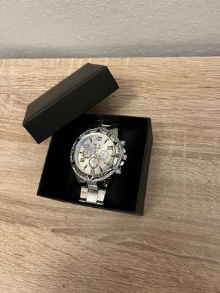 Reloj de pulsera plateado y negro