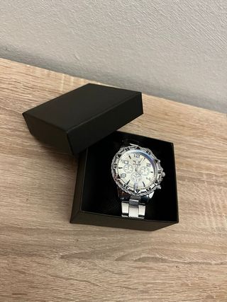 Reloj de pulsera plateado y negro